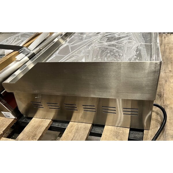 Scratch and Dent Avantco EG24N 24" Electric Countertop Griddle - 208/240V, 2675W-3560W