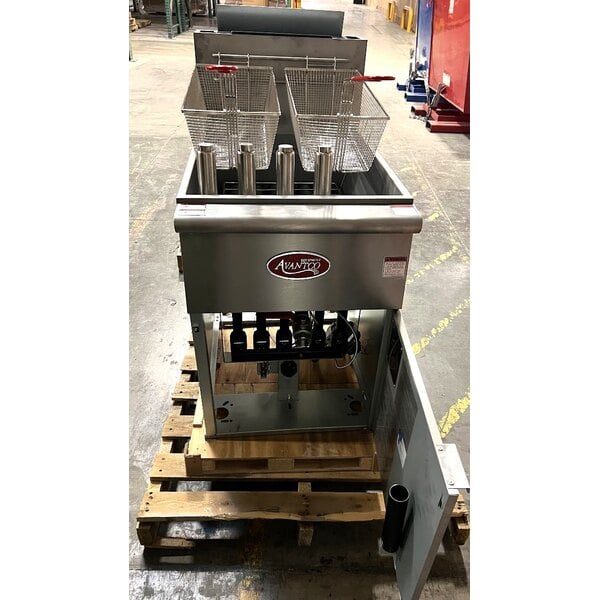 Scratch and Dent Avantco F5-ES-N 65-70 lb. Natural Gas Stainless Steel Floor Fryer - 100,000 BTU