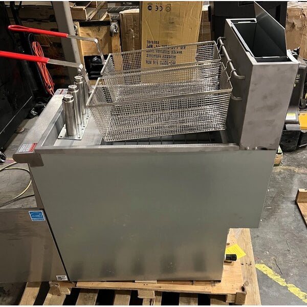 Scratch and Dent Avantco F5-ES-N 65-70 lb. Natural Gas Stainless Steel Floor Fryer - 100,000 BTU