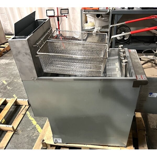 Scratch and Dent Avantco F5-ES-N 65-70 lb. Natural Gas Stainless Steel Floor Fryer - 100,000 BTU
