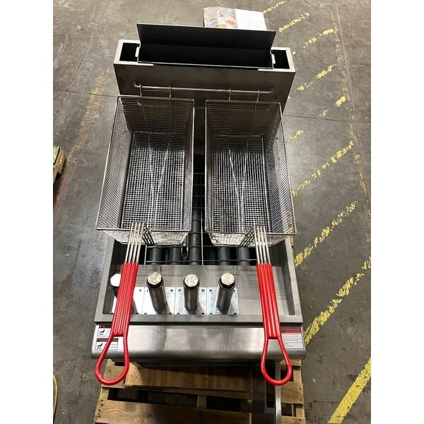 Scratch and Dent Avantco F5-ES-N 65-70 lb. Natural Gas Stainless Steel Floor Fryer - 100,000 BTU