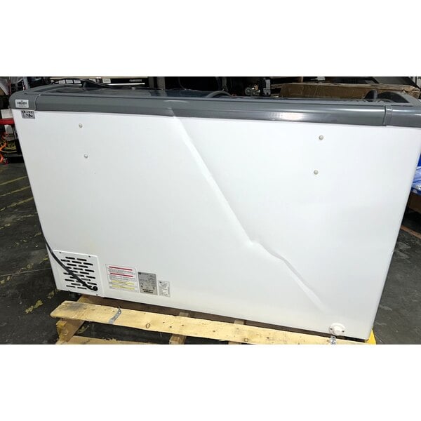 Scratch and Dent Beverage-Air BDC-HC-8 Hydrocarbon Series 50" Ice Cream Dipping Cabinet