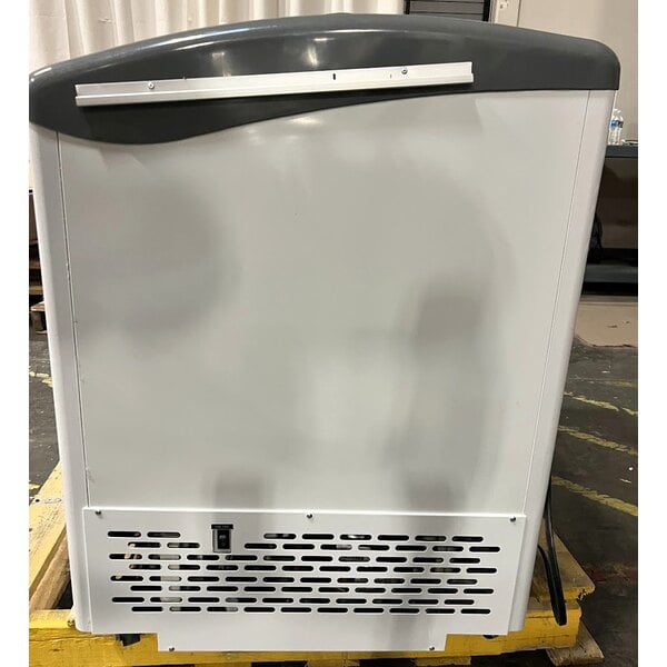 Scratch and Dent Beverage-Air BDC-HC-8 Hydrocarbon Series 50" Ice Cream Dipping Cabinet