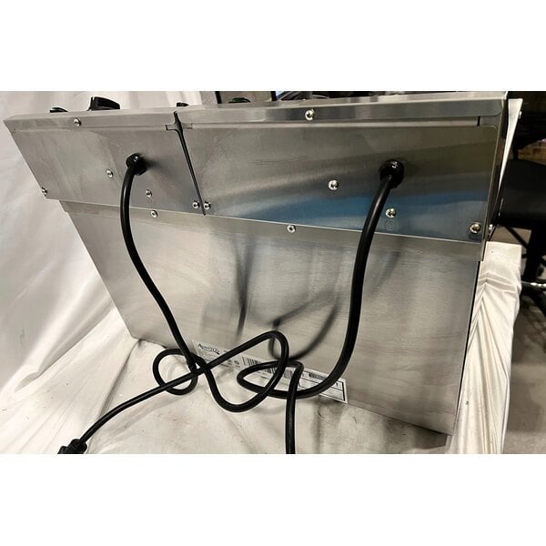 Scratch and Dent Avantco F202 30 lb. Dual Tank Medium-Duty Electric Countertop Fryer - 208-240V, 5400/7200W