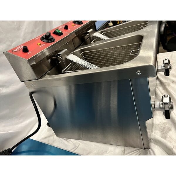Scratch and Dent Avantco F202 30 lb. Dual Tank Medium-Duty Electric Countertop Fryer - 208-240V, 5400/7200W