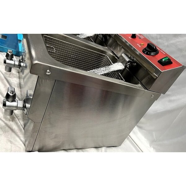 Scratch and Dent Avantco F202 30 lb. Dual Tank Medium-Duty Electric Countertop Fryer - 208-240V, 5400/7200W