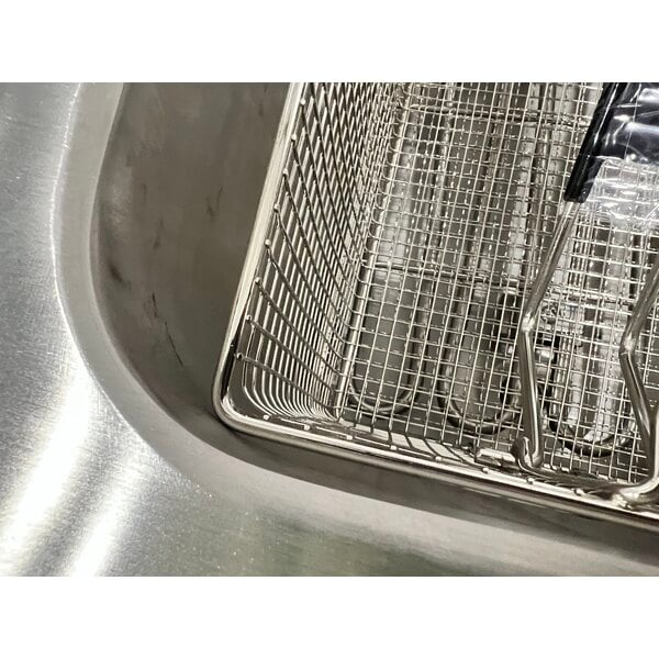 Scratch and Dent Avantco F202 30 lb. Dual Tank Medium-Duty Electric Countertop Fryer - 208-240V, 5400/7200W