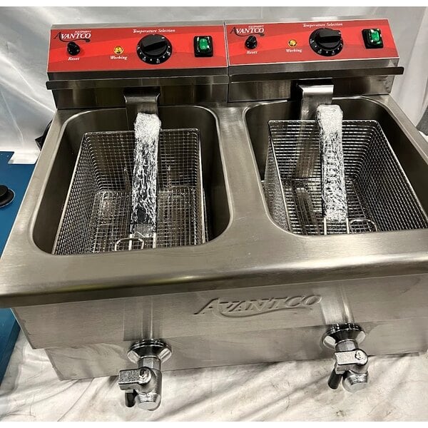 Scratch and Dent Avantco F202 30 lb. Dual Tank Medium-Duty Electric Countertop Fryer - 208-240V, 5400/7200W