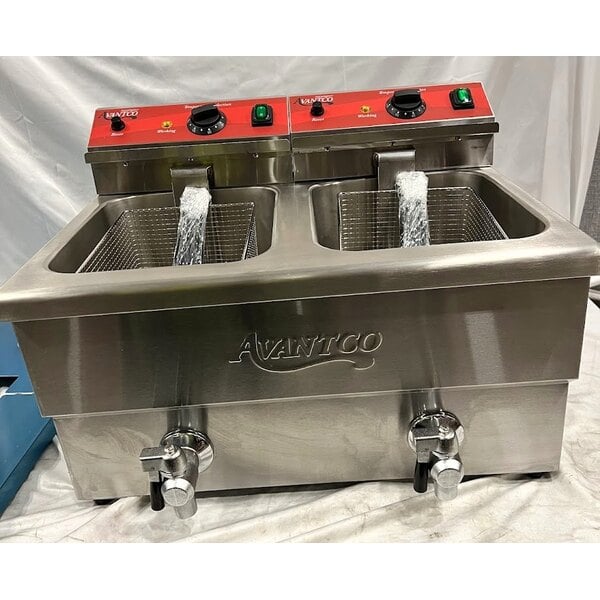 Scratch and Dent Avantco F202 30 lb. Dual Tank Medium-Duty Electric Countertop Fryer - 208-240V, 5400/7200W
