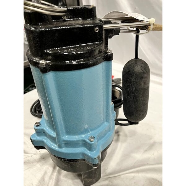 Scratch and Dent Little Giant 10SC Series 511431 2" Automatic Sewage / Effluent Pump with Integral Snap-Action Float Switch - 115V, 1 Phase, 1230W