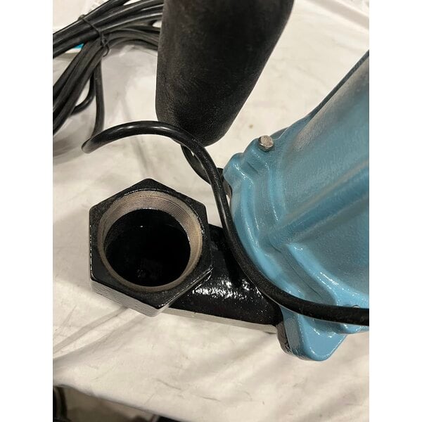 Scratch and Dent Little Giant 10SC Series 511431 2" Automatic Sewage / Effluent Pump with Integral Snap-Action Float Switch - 115V, 1 Phase, 1230W