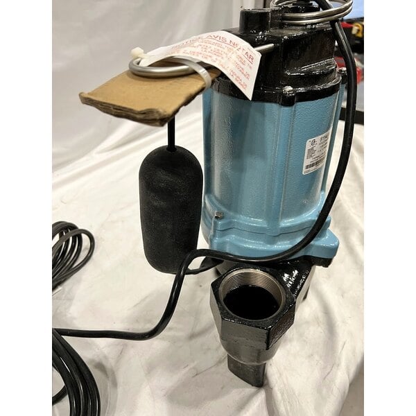 Scratch and Dent Little Giant 10SC Series 511431 2" Automatic Sewage / Effluent Pump with Integral Snap-Action Float Switch - 115V, 1 Phase, 1230W