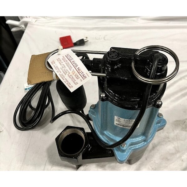 Scratch and Dent Little Giant 10SC Series 511431 2" Automatic Sewage / Effluent Pump with Integral Snap-Action Float Switch - 115V, 1 Phase, 1230W