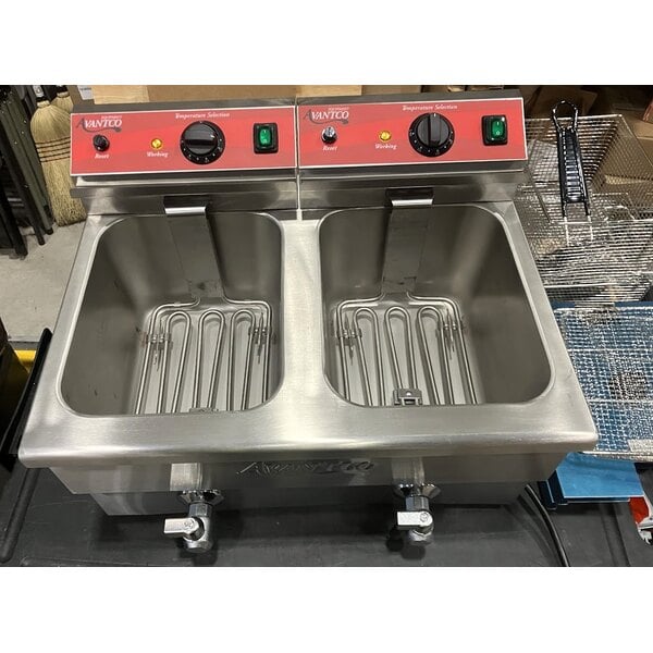Scratch and Dent Avantco F202 30 lb. Dual Tank Medium-Duty Electric Countertop Fryer - 208-240V, 5400/7200W