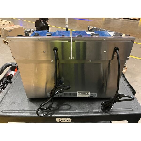 Scratch and Dent Avantco F202 30 lb. Dual Tank Medium-Duty Electric Countertop Fryer - 208-240V, 5400/7200W