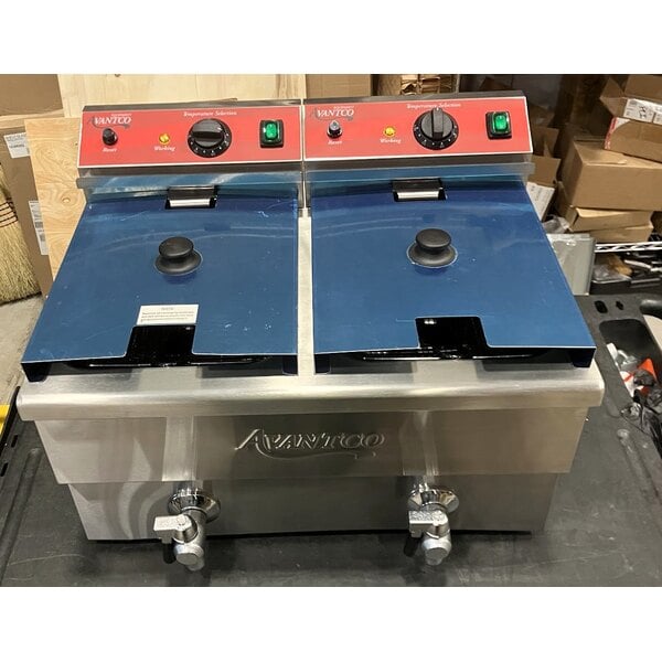 Scratch and Dent Avantco F202 30 lb. Dual Tank Medium-Duty Electric Countertop Fryer - 208-240V, 5400/7200W