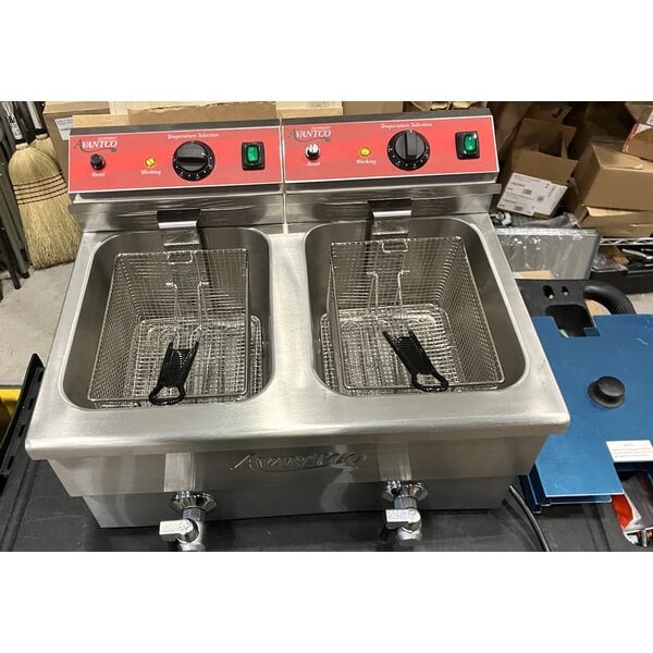 Scratch and Dent Avantco F202 30 lb. Dual Tank Medium-Duty Electric Countertop Fryer - 208-240V, 5400/7200W