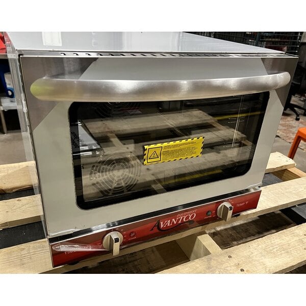 Scratch and Dent Avantco CO-14 Quarter Size Countertop Convection Oven, 0.8 Cu. Ft. - 120V, 1440W