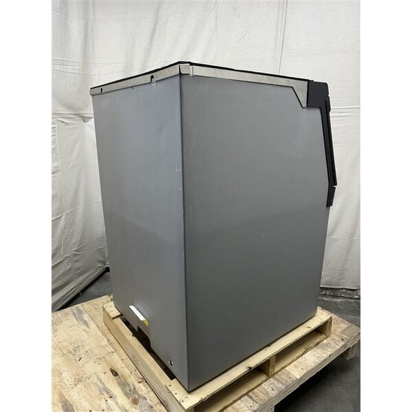 Scratch and Dent Avantco Ice BIN54030 30" Ice Storage Bin with Plastic Exterior - 536 lb.