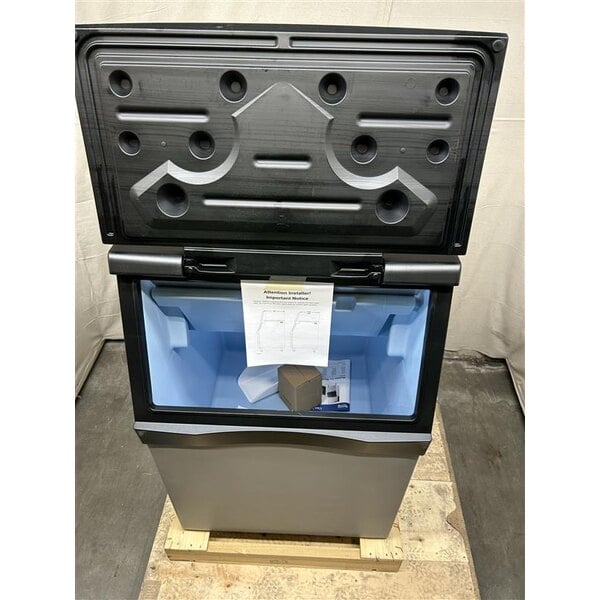 Scratch and Dent Avantco Ice BIN54030 30" Ice Storage Bin with Plastic Exterior - 536 lb.