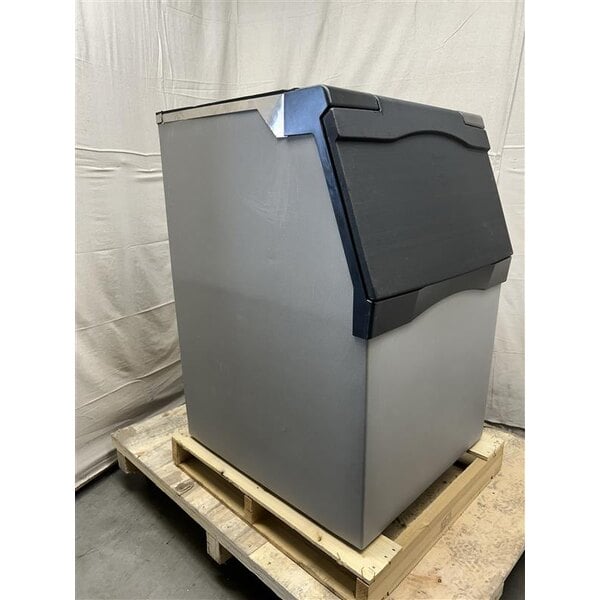 Scratch and Dent Avantco Ice BIN54030 30" Ice Storage Bin with Plastic Exterior - 536 lb.