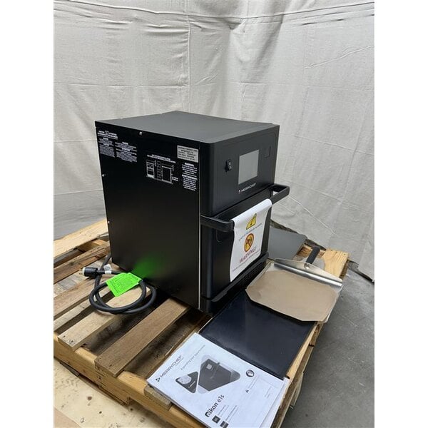 Scratch and Dent Merrychef eikon e1s Classic High-Speed Accelerated Cooking Countertop Oven - 208/240V
