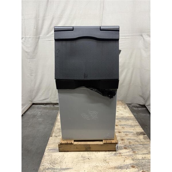 Scratch and Dent Avantco Ice BIN40022 22" Ice Storage Bin with Metallic Alloy Exterior - 383 lb.