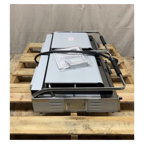 Scratch and Dent Globe GPGSDUE14D Deluxe Double Panini Grill with Grooved Tops and Smooth Bottoms - 208/240V, 5400/7200W