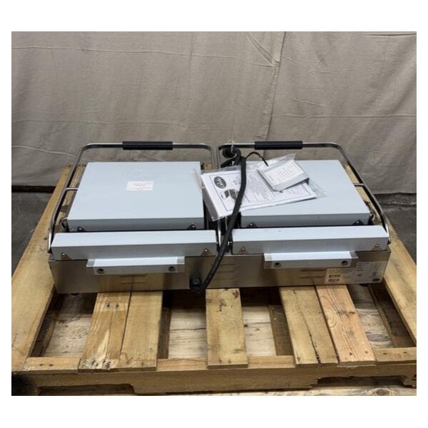 Scratch and Dent Globe GPGSDUE14D Deluxe Double Panini Grill with Grooved Tops and Smooth Bottoms - 208/240V, 5400/7200W