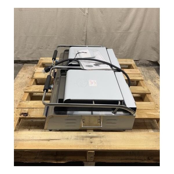 Scratch and Dent Globe GPGSDUE14D Deluxe Double Panini Grill with Grooved Tops and Smooth Bottoms - 208/240V, 5400/7200W