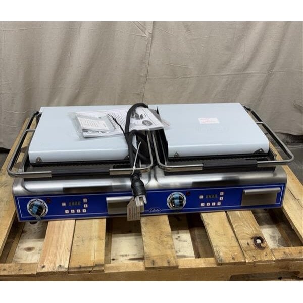 Scratch and Dent Globe GPGSDUE14D Deluxe Double Panini Grill with Grooved Tops and Smooth Bottoms - 208/240V, 5400/7200W