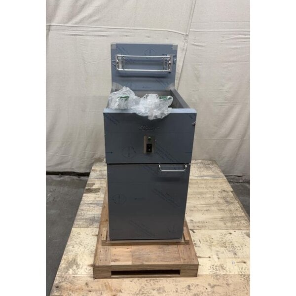 Scratch and Dent Dean by Frymaster SR114E Super Runner Economy 40 lb. Electric Floor Fryer - 240V, 1 Phase