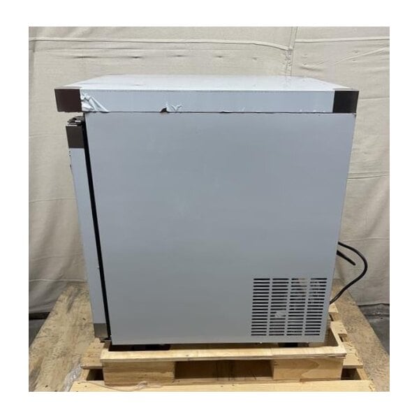 Scratch and Dent Avantco AU-27R 27" Undercounter Refrigerator