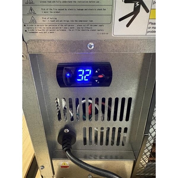 Scratch and Dent Avantco AU-27R 27" Undercounter Refrigerator