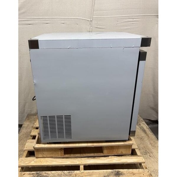 Scratch and Dent Avantco AU-27R 27" Undercounter Refrigerator