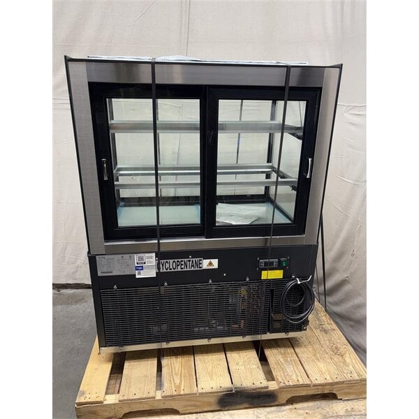 Scratch and Dent Avantco BC-36-HC 36" Curved Glass Black Refrigerated Bakery Display Case