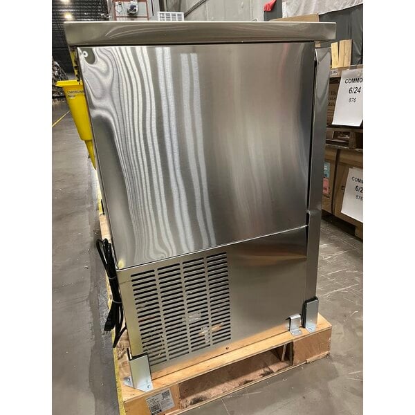 Scratch and Dent Avantco UDD-60-HC-S (2) Four Tap Kegerator Beer Dispenser - Stainless Steel, (2) 1/2 Keg Capacity