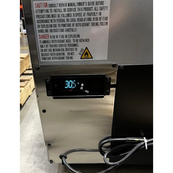 Scratch and Dent Avantco ZUC-27R-HC 27" Front Breathing Undercounter Refrigerator