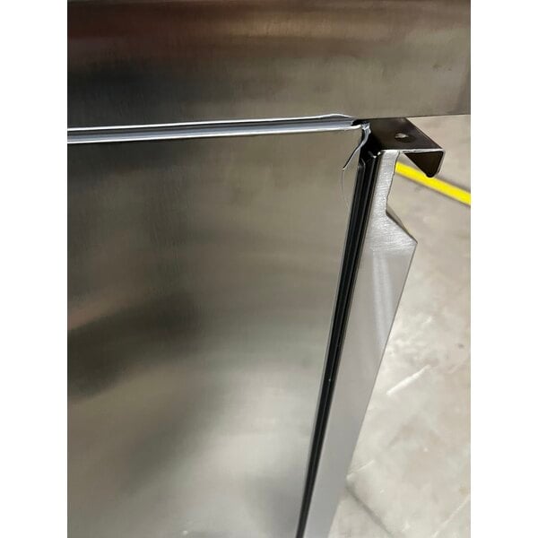 Scratch and Dent Avantco ZUC-27R-HC 27" Front Breathing Undercounter Refrigerator