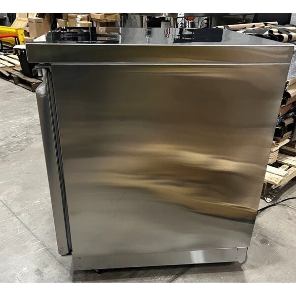 Scratch and Dent Avantco ZUC-27R-HC 27" Front Breathing Undercounter Refrigerator