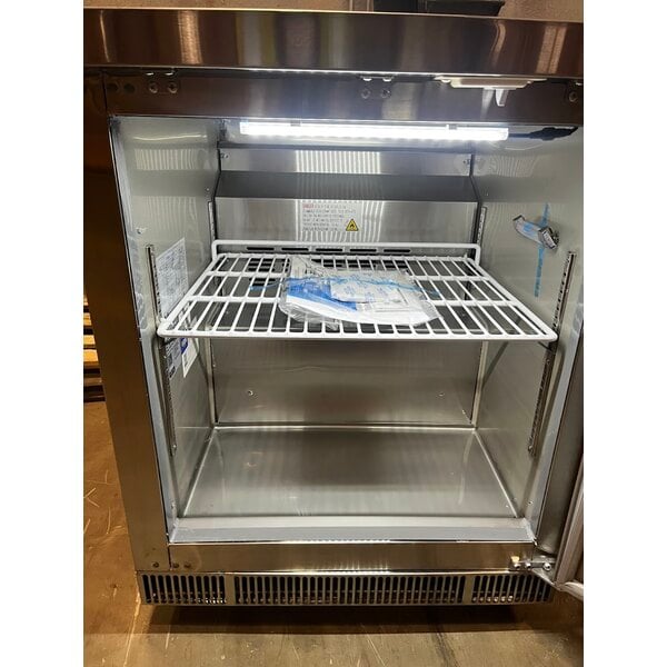 Scratch and Dent Avantco ZUC-27R-HC 27" Front Breathing Undercounter Refrigerator