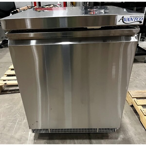 Scratch and Dent Avantco ZUC-27R-HC 27" Front Breathing Undercounter Refrigerator