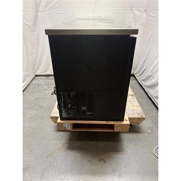 Scratch and Dent Avantco Black Kegerator / Beer Dispenser with 2 Quadruple Tap Towers (3) 1/2 Keg Capacity