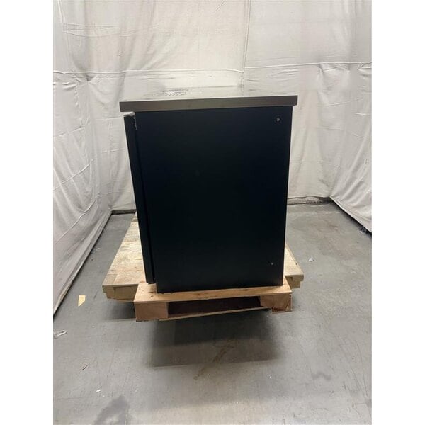 Scratch and Dent Avantco Black Kegerator / Beer Dispenser with 2 Quadruple Tap Towers (3) 1/2 Keg Capacity