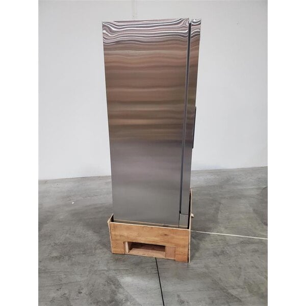 Scratch and Dent Avantco A-12R-HC 25" Solid Door Reach-In Refrigerator