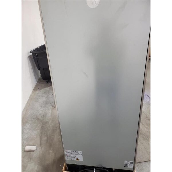 Scratch and Dent Avantco A-12R-HC 25" Solid Door Reach-In Refrigerator