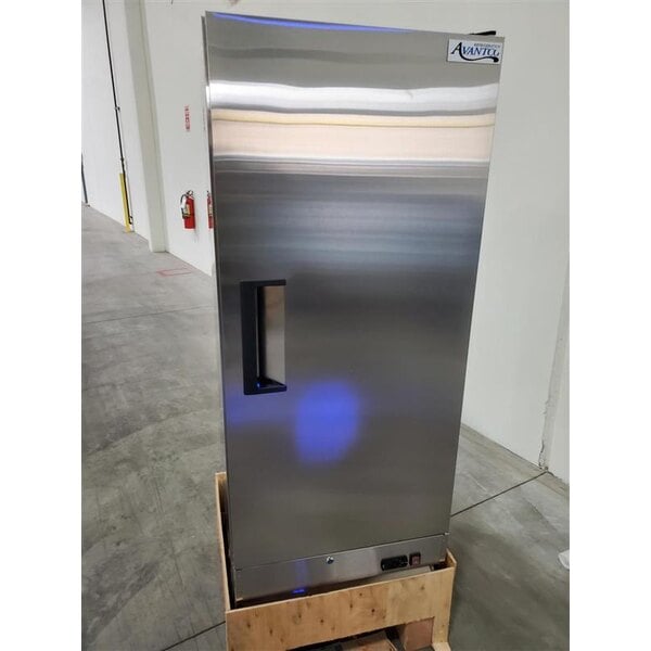 Scratch and Dent Avantco A-12R-HC 25" Solid Door Reach-In Refrigerator