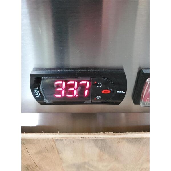 Scratch and Dent Avantco A-12R-HC 25" Solid Door Reach-In Refrigerator