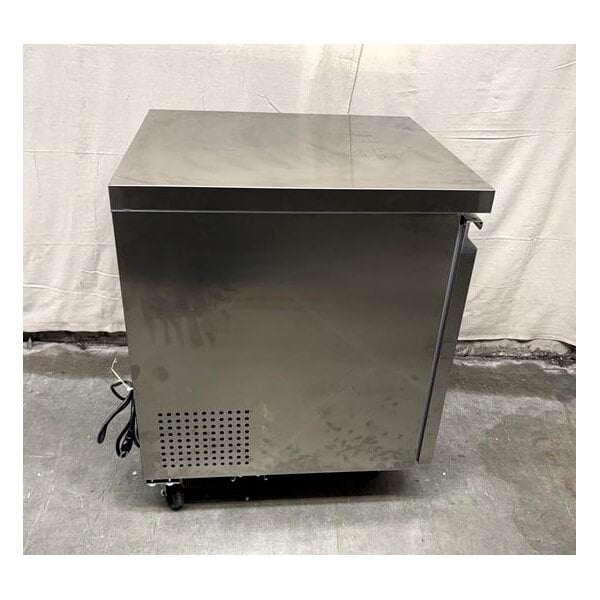 Scratch and Dent Avantco SS-UC-27R-HC 27" Undercounter Refrigerator