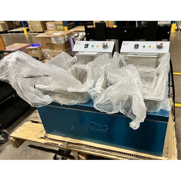 Scratch and Dent Cooking Performance Group EF302 30 lb. Dual Tank Heavy-Duty Electric Countertop Fryer - 208/240V, 8400/11,000W